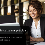 Mulher analisando informações financeiras em um notebook, representando o acompanhamento e a organização do fluxo de caixa empresarial.