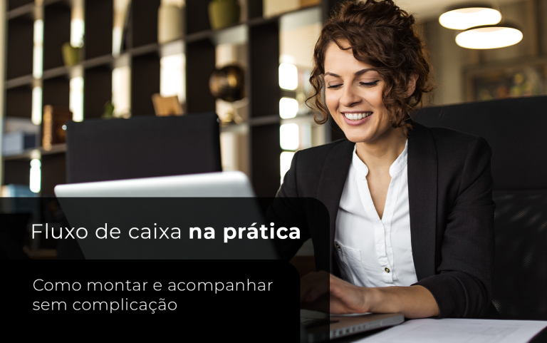 Mulher analisando informações financeiras em um notebook, representando o acompanhamento e a organização do fluxo de caixa empresarial.