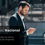 Empresário usando o celular em ambiente urbano, representando a rotina financeira de empresas enquadradas no Simples Nacional.