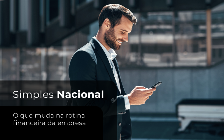 Empresário usando o celular em ambiente urbano, representando a rotina financeira de empresas enquadradas no Simples Nacional.