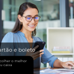 Mulher em ambiente corporativo utiliza celular e notebook enquanto consulta informações sobre formas de pagamento para empresas.