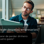 Profissional analisa informações financeiras em um tablet em um ambiente corporativo, representando o controle de despesas empresariais e o acompanhamento dos gastos do negócio.