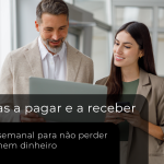 Dois profissionais analisam informações financeiras em um notebook e um celular, representando a organização e o acompanhamento de contas a pagar e receber.