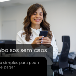 Mulher em ambiente corporativo consulta o celular, representando um processo organizado e digital de reembolso de despesas corporativas.