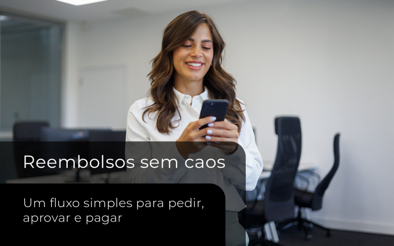 Mulher em ambiente corporativo consulta o celular, representando um processo organizado e digital de reembolso de despesas corporativas.